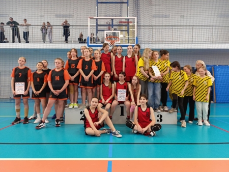 Półfinał w mini piłce koszykowej dziewcząt