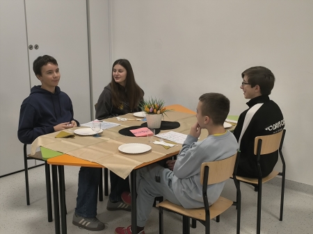 Siódmoklasiści w roli klientów, kelnerów… i reżyserów! 