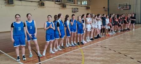 Półfinał w  piłce koszykowej dziewcząt
